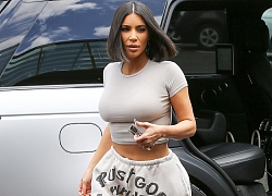 Kim Kardashian cắt tóc trẻ trung, mặc croptop gợi cảm ra phố mua sắm