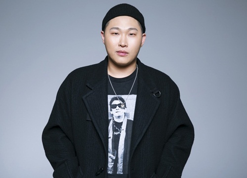 Rapper tai tiếng xứ Hàn gây phẫn nộ khi gián tiếp tạo ra tai nạn sân khấu, làm hàng loạt người bị thương nhưng vẫn điềm nhiên biểu diễn