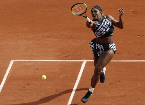 Serena Williams mặc đồ thi đấu 'bắt mắt'