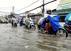 TP.HCM: Khổ sở vì cơn mưa đúng giờ tan tầm