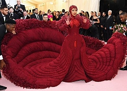 Biết năm nay Met Gala 2019 trải thảm hồng, Cardi B tự biến mình thành &#8220;thảm chùi đỏ&#8221; di động luôn?