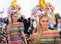 Cara Delevingne đội mũ gắn răng giả, vỏ chuối, trứng ốp dự Met gala