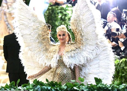 Câu chuyện đằng sau những bộ trang phục hoành tráng tại Met Gala