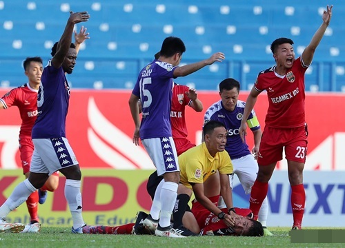 Đình Trọng chắp tay cầu nguyện, Thành Lương nhanh trí sơ cứu cho tuyển thủ U22 bị bất tỉnh bằng... băng đội trưởng