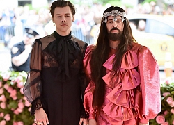 Harry Styles mặc đồ xuyên thấu, Jared Leto cầm đầu giả tại Met Gala