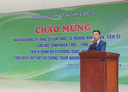 Hơn 1.200 học sinh nghỉ học đón "nhà báo quốc tế, tiến sĩ" Lê Hoàng Anh Tuấn