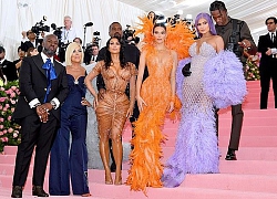 Kanye West diện áo giá rẻ bất ngờ trên thảm đỏ Met Gala 2019