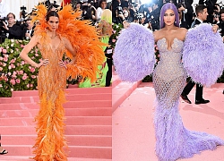 Kendall và Kylie Jenner diện đầm xuyên thấu 'thiêu đốt' thảm đỏ Met Gala