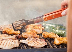 Khi nướng thịt BBQ, chỉ cần đặt viên đá lạnh lên và các mẹ sẽ thấy ngay điều kì diệu