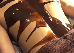 'Lạ đời' kiểu thư giãn bằng cách dùng chocolate massage toàn thân