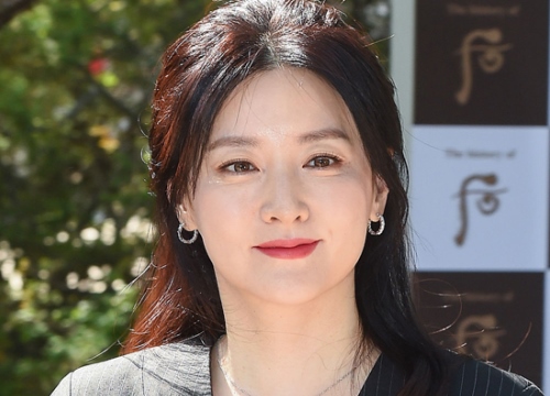 "Nàng Dae Jang Geum" Lee Young Ae lâu lắm mới dự sự kiện: Được hộ tống như bà hoàng, U50 vẫn đẹp đến mức câm nín