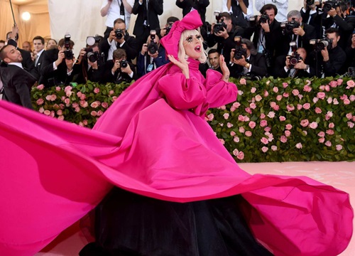 Met Gala 2019: Khó ai "chơi lớn" bằng Lady Gaga, Katy Perry hóa đèn chùm nhưng "chặt chém" không kém là nam nhân dát vàng nằm kiệu