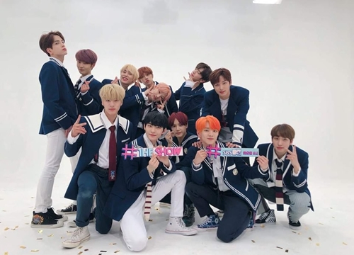 Một boygroup giành cúp âm nhạc sau 1 năm rưỡi debut, fan lại rùng mình với dự đoán chuẩn xác của "thánh tiên tri Kpop"