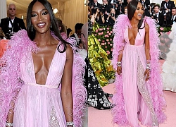 Naomi Campbell hóa đóa hoa tím quyến rũ