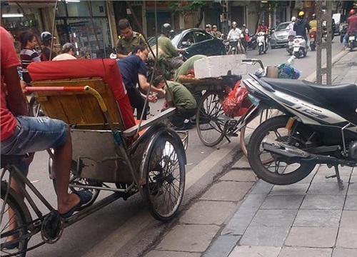 Thấy công an, chị bán hàng sợ hãi rơi hết mận xuống đường rồi 'đứng hình' với diễn biến khó tin sau đó