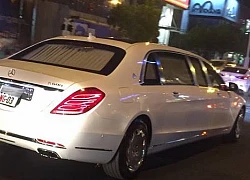 Thợ Việt lót thảm sàn cho Mercedes-Maybach S600 Pullman của Chủ tịch FLC ngay dưới lòng đường