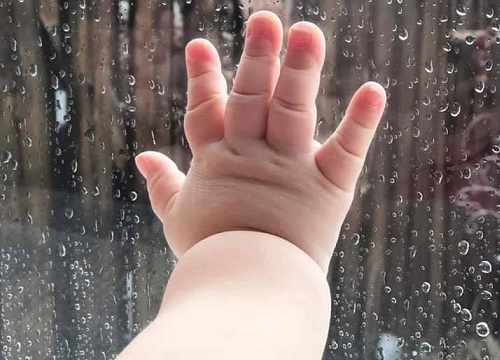 Bàn tay, bàn chân ú nu là những đặc trưng riêng biệt của từng đứa bé. Hãy xem những bức ảnh dễ thương này và cảm nhận cánh tay, đôi chân nhỏ bé nhưng đầy năng lượng của các em bé.
