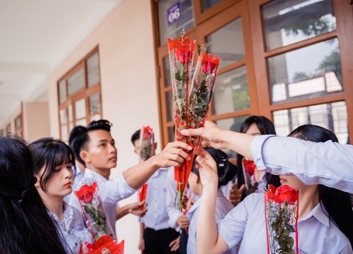 Bí mật gọi cha mẹ lên tặng quà, lớp học này cho ra đời bộ kỷ yếu đầy xúc động, phụ huynh lẫn học sinh ai cũng khóc lóc nghẹn ngào