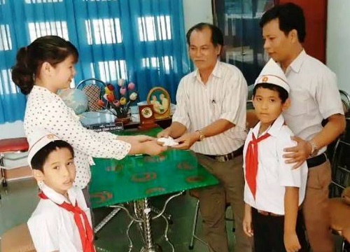 Bình Định: Hai học sinh lớp 3 nhặt được túi vàng liền giao nộp cho nhà trường