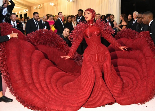 Các người đẹp chật vật vì trang phục Met Gala: Kim mặc corset bó chịt như gãy xương sườn, Cardi B và Katy Perry lên đồ vất vả như gập gym