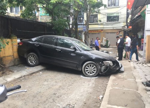 Clip : Kinh hoàng cảnh người phụ nữ lùi ô tô, đâm tử vong người đi xe máy