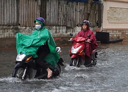 Đường ngập, giao thông kẹt cứng sau trận mưa đầu mùa tại TP HCM