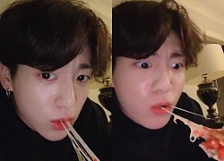 Hết nhí nhảnh đi chợ, Jungkook (BTS) lại tiếp tục khiến fan cười &#8216;vỡ mồm&#8217; khi ăn pizza phô mai kéo hoài không đứt!