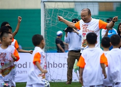 HLV Park Hang-seo giao lưu đá bóng với hàng chục em nhỏ