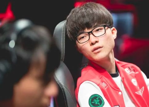 LMHT: Sang rank Việt, Faker 'ăn no hành' và bất lực không thể gánh nổi team