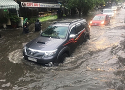 Mưa lớn kéo dài hơn 30 phút, người Sài Gòn bì bõm lội nước, té ngã vì nhiều tuyến đường ngập nặng