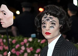 Nhan sắc "gây chóng mặt" của Ezra Miller tại Met Gala nhìn quen quen?