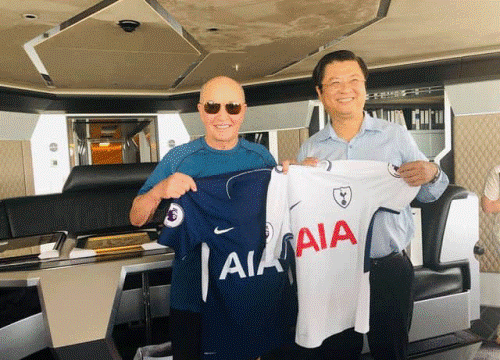 Ông chủ Tottenham Hotspur lái 'siêu du thuyền' 150 triệu USD đến Cần Thơ