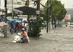 Sài Gòn chiều mưa như trút, ngập úng diện rộng, dân mạng hẹn nhau mua xuồng chờ ngày 'ra khơi'