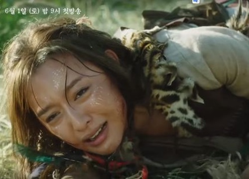 Teaser 'Arthdal Chronicles': Song Joong Ki cưỡi ngựa chiến đấu, Kim Ji Won khóc lóc thảm thiết, bị kéo lê trên đường