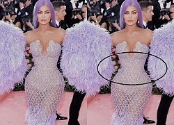 Thêm mỹ nhân có "siêu năng lực" bẻ cong vạn vật: Kylie Jenner bóp méo cả tay áo để cho ra vòng eo con kiến