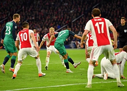 Tiền vệ Ajax phá bóng trong tay thủ môn đội nhà giúp Tottenham ghi bàn