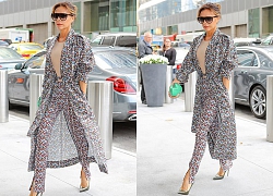 Victoria Beckham đẹp mê hoặc với set đồ họa tiết hoa nhí sành điệu