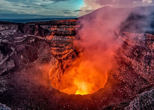 Du khách rơi vào miệng núi lửa đang hoạt động ở Hawaii mà vẫn sống sót trở về