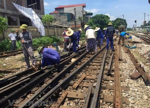 Đường sắt Bắc-Nam thông tuyến sau gần 8 giờ tàu hỏa trật bánh