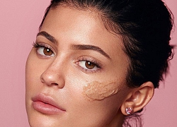 Chưa mở bán, sản phẩm tẩy da chết của Kylie Skin đã bị dân tình tẩy chay, bác sĩ cảnh báo có nguy cơ gây hỏng da