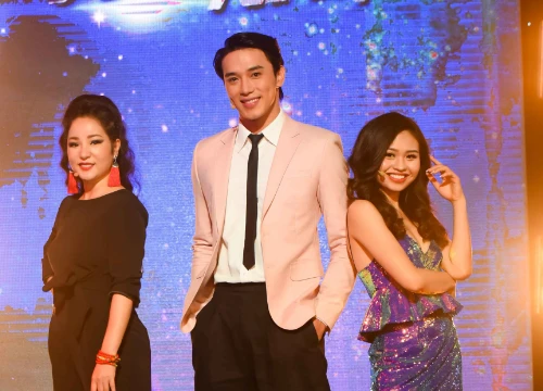 Cô gái làm náo loạn gameshow khi khoác tay Thuận Nguyễn, ôm Mai Tiến Dũng, kết thân với Hoàng Tôn