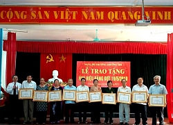 Đảng bộ phường Trường Thi (TP. Vinh) trao Huy hiệu Đảng đợt 19/5