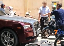 Hà Nội: Người đàn ông chạy xe máy dùng nón bảo hiểm đập vào đầu lái xe Rolls-Royce Ghost