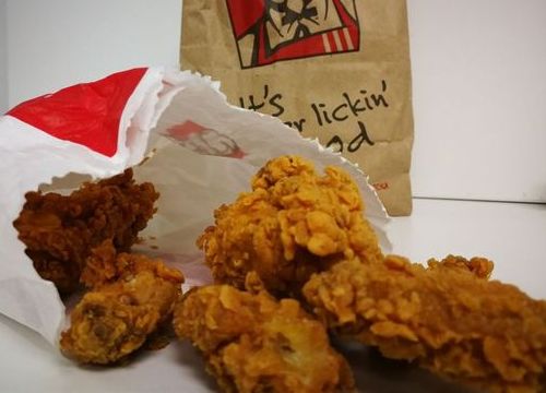 Sinh viên 'chơi lầy', giả danh thanh tra của KFC để tha hồ ăn gà miễn phí trong một năm