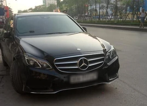 Tài xế nghi say rượu, bỏ lại xe Mercedes dưới lòng đường rồi lên vỉa hè nằm ngủ một mạch tới sáng