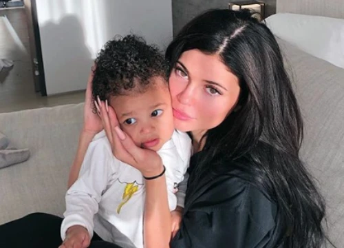 Vừa tròn 1 tuổi, con gái Stormi góp phần không nhỏ vào khối tài sản tỉ đô của Kylie Jenner bằng cách thức không ngờ