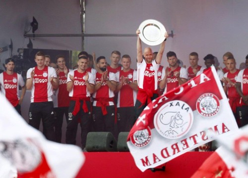 Biển người ăn mừng chức vô địch Hà Lan cùng Ajax