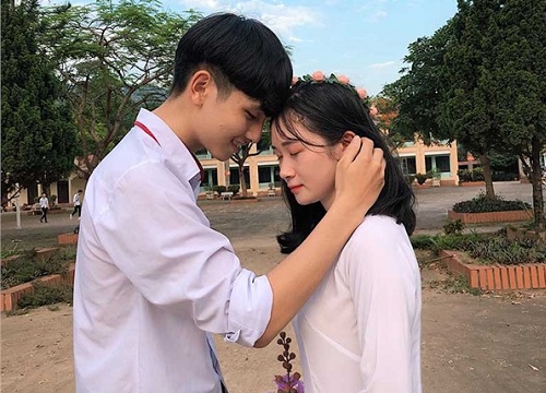 'Chơi lớn' cuối cấp: Nam sinh tỏ tình với crush trước toàn trường