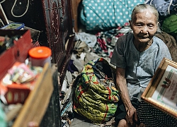 Đời buồn của cụ bà bán hàng rong sống cạnh nhà vệ sinh công cộng ở Hà Nội: "Ngày xưa lăn lộn nuôi con, nhưng chúng nó lần lượt ra đi hết rồi..."