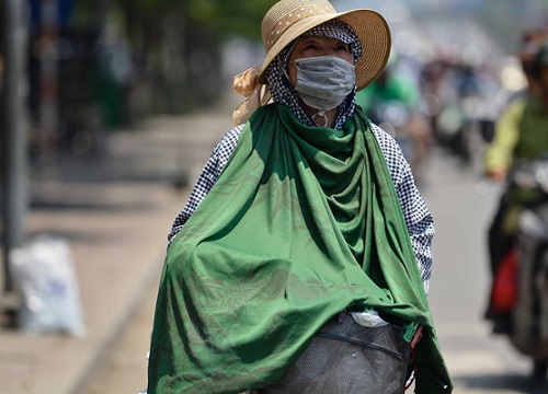 Hà Nội nóng hơn 40 độ C, tia cực tím liên tục vượt ngưỡng nguy hiểm